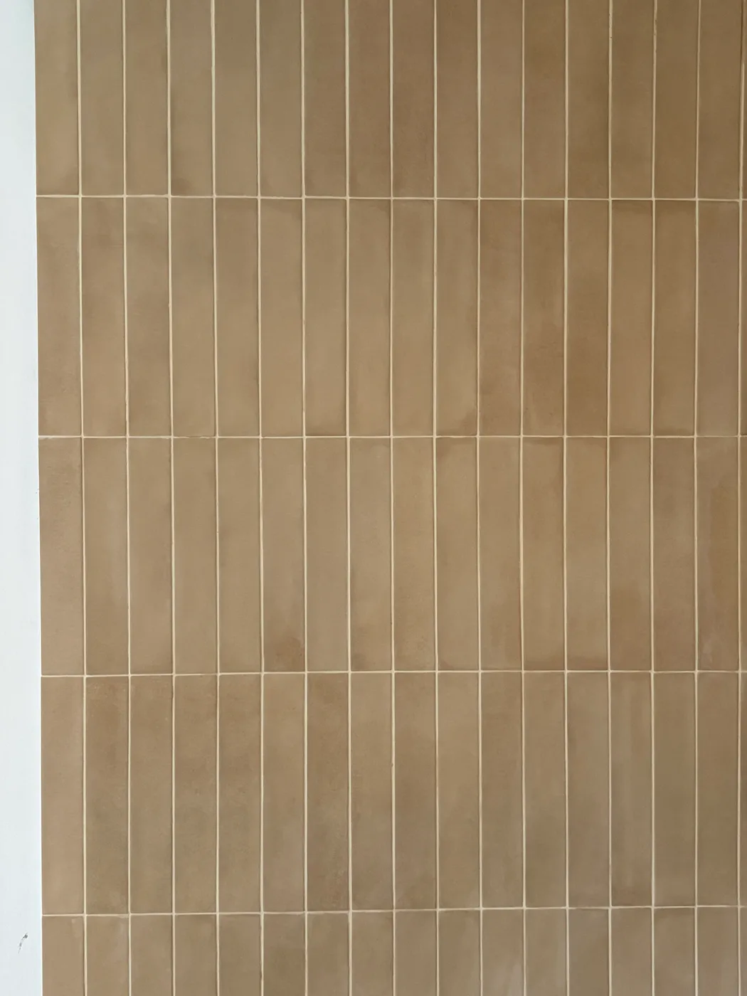 Terracotta vægfliser i varm jordfarve