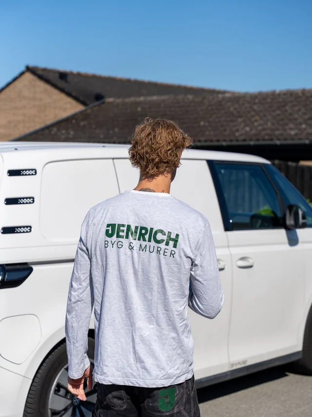Murer fra Jenrich Byg & Murer ved firmabilen